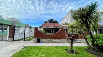 VENTA CASA 4 AMBIENTES MAS DEPARTAMENTO 2 AMB.