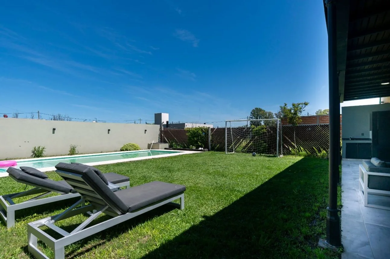 Casa en venta city bell 3 dormitorio parque pileta, foto 3
