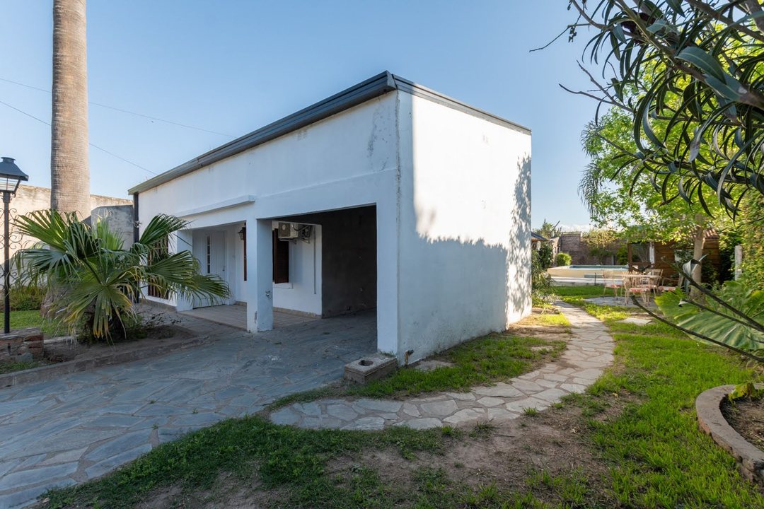 CASA  3 DORMIS PATIO VERDE Y PILETA EN SAUCE