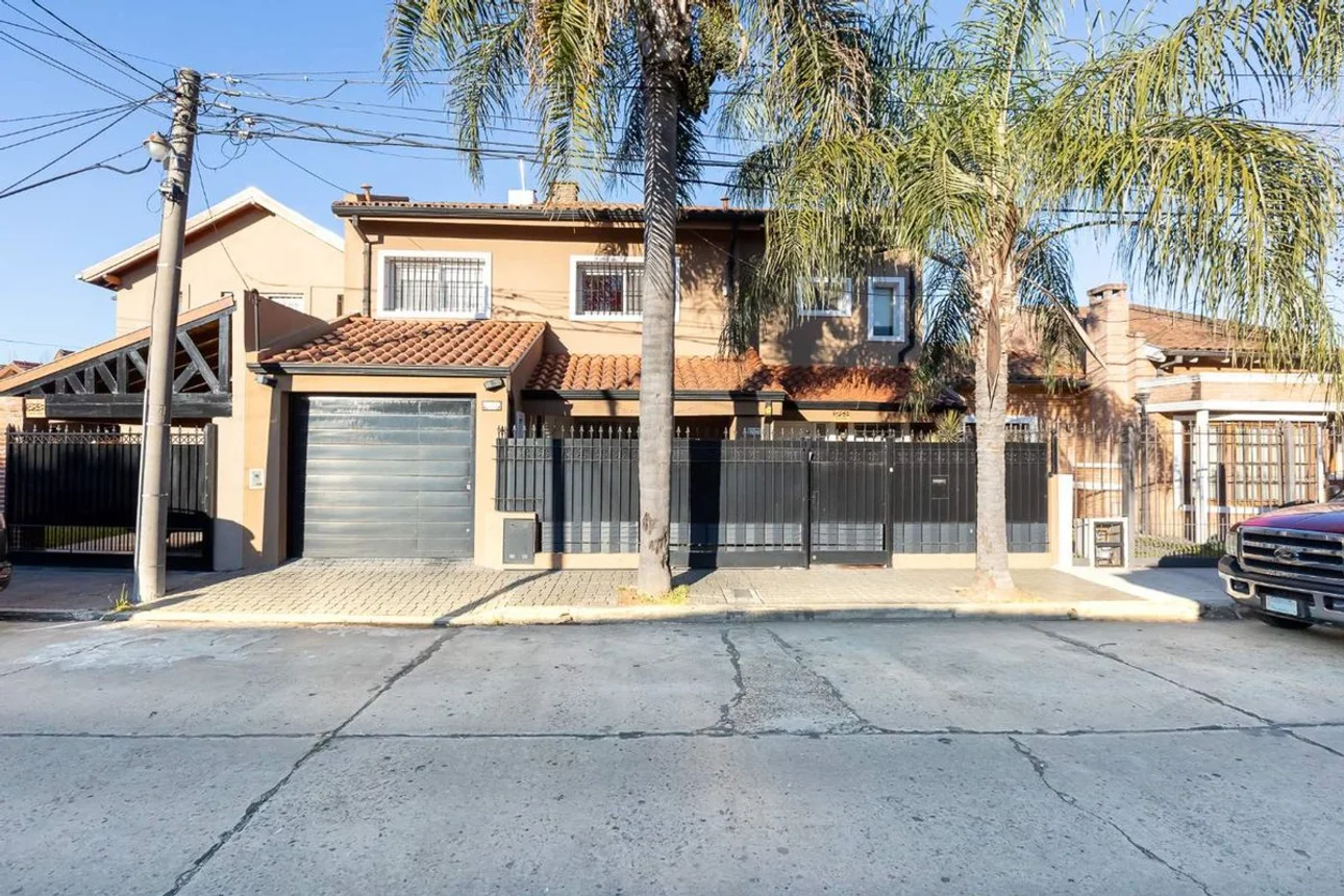 Casa de 5 ambientes en venta en Ciudad Jardín, Aviador Santos Dumont 2200