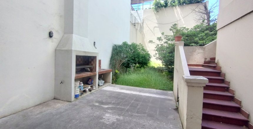 VENTA CASA EN FLORES CON 7 AMBIENTES FONDO LIBRE