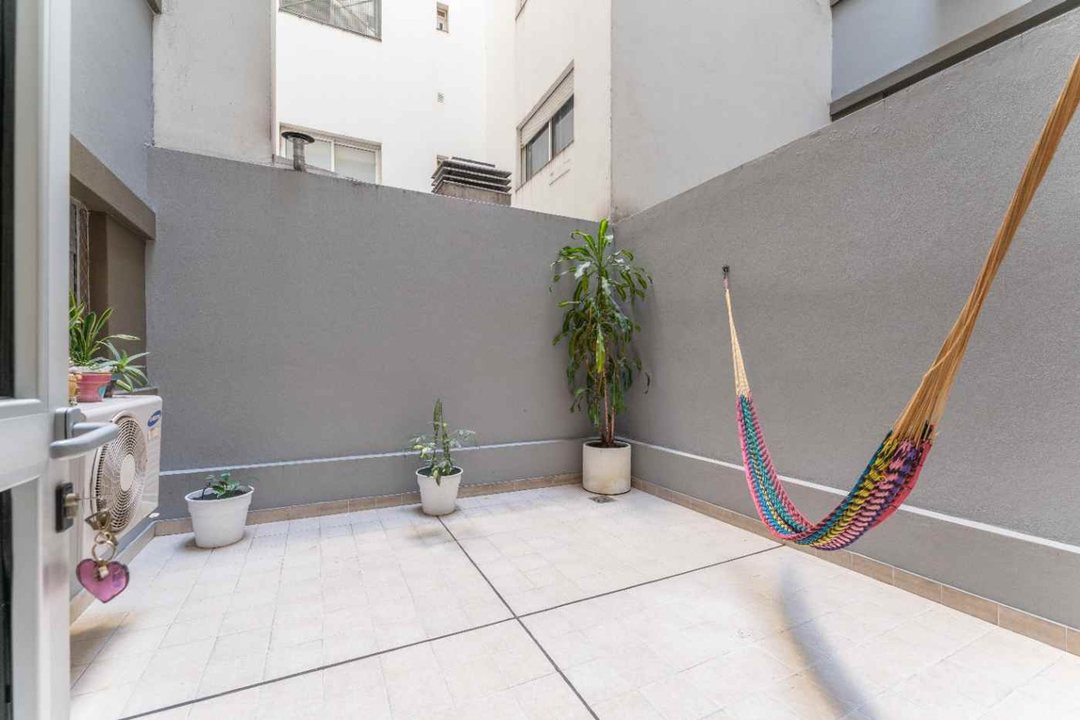 3 ambientes + 2 cocheras + Patio . Caballito Norte