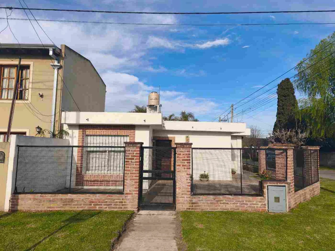 Casa de 3 ambientes en venta en City Bell, 473 Bis Esquina 27 3100