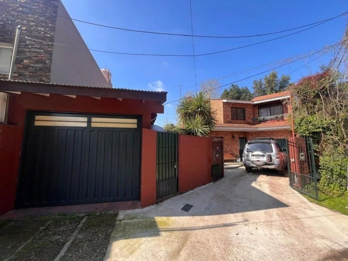 Casa de 5 ambientes en venta en Adrogué, José Sánchez 1800