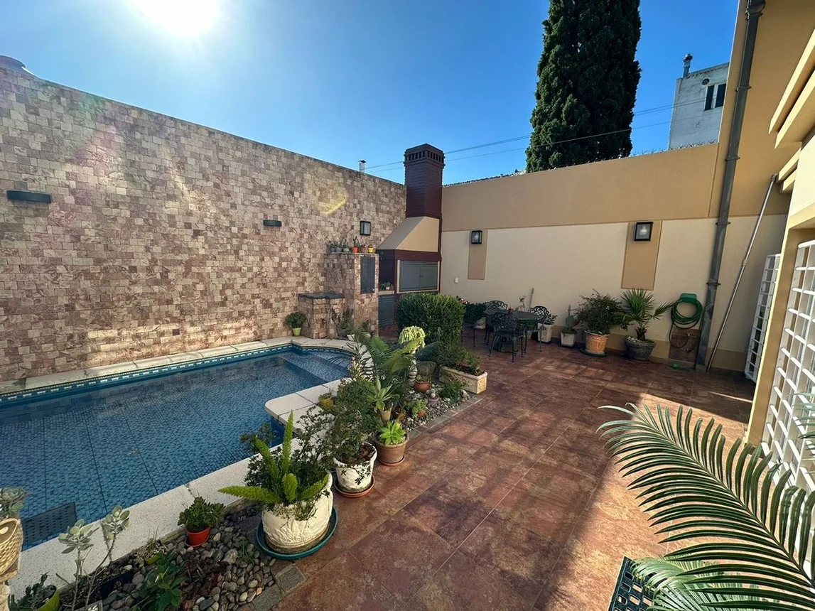 Casa tríplex de 5 ambientes en venta en Liniers, Onésimo Leguizamón 7200, foto 2