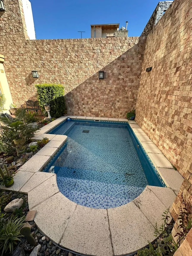 Casa tríplex de 5 ambientes en venta en Liniers, Onésimo Leguizamón 7200