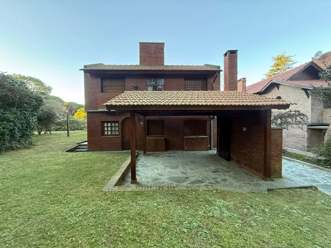 Casa de 5 ambientes en venta en Pinamar, Del Jilguero 700