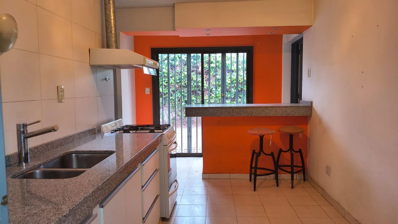 Casa de 6 ambientes en alquiler en Godoy Cruz, Navarro 1100, foto 4