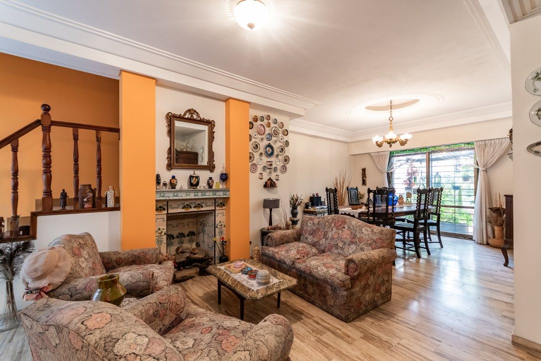 CASA 5 AMBIENTES VENTA BARRIO NAON JARDIN COCHERA