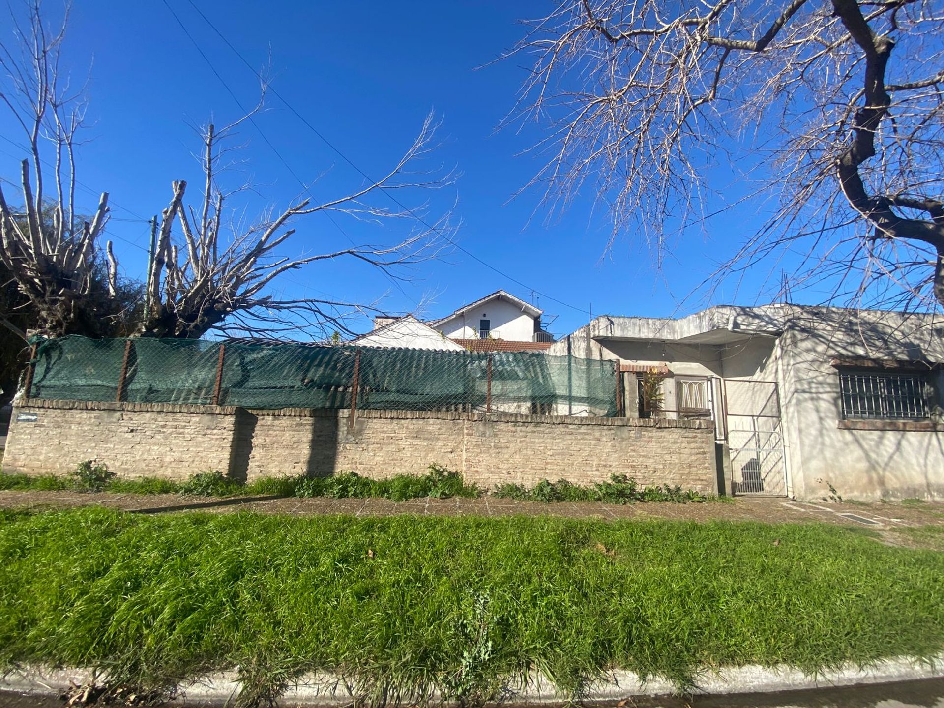 LOTE EN VENTA CON VIVIENDA A RECICLAR - QUILMES