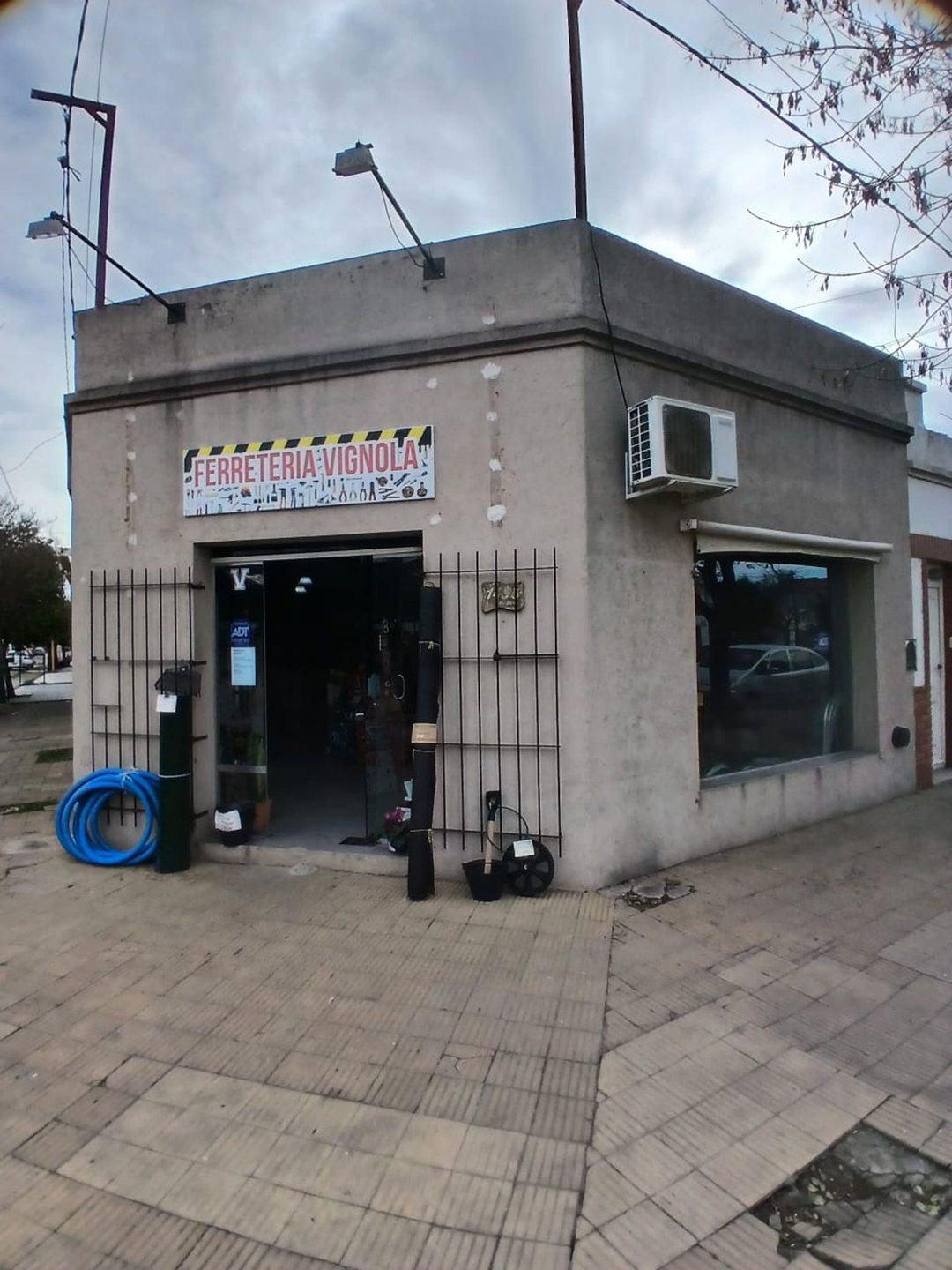 VENTA LOCAL COMERCIAL EN ESQUINA. BV ROCA Y MORENO