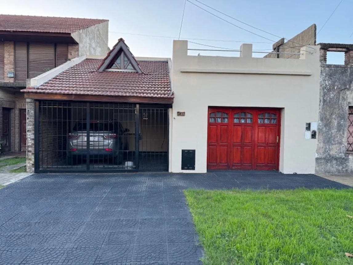 Casa de 3 ambientes en venta en Banfield, Melo 800