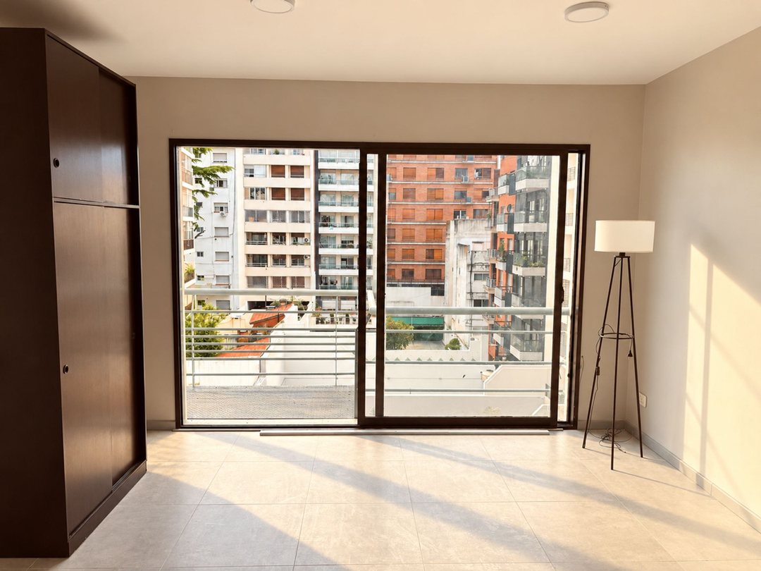 Monoambiente con balcón y amenities en Caballito