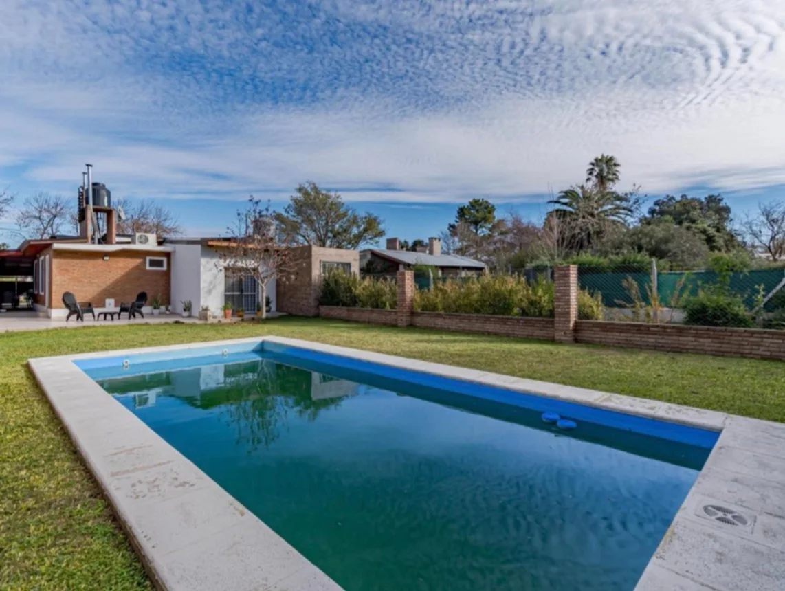 Casa tríplex de 5 ambientes en venta en Funes, Acapulco 6000