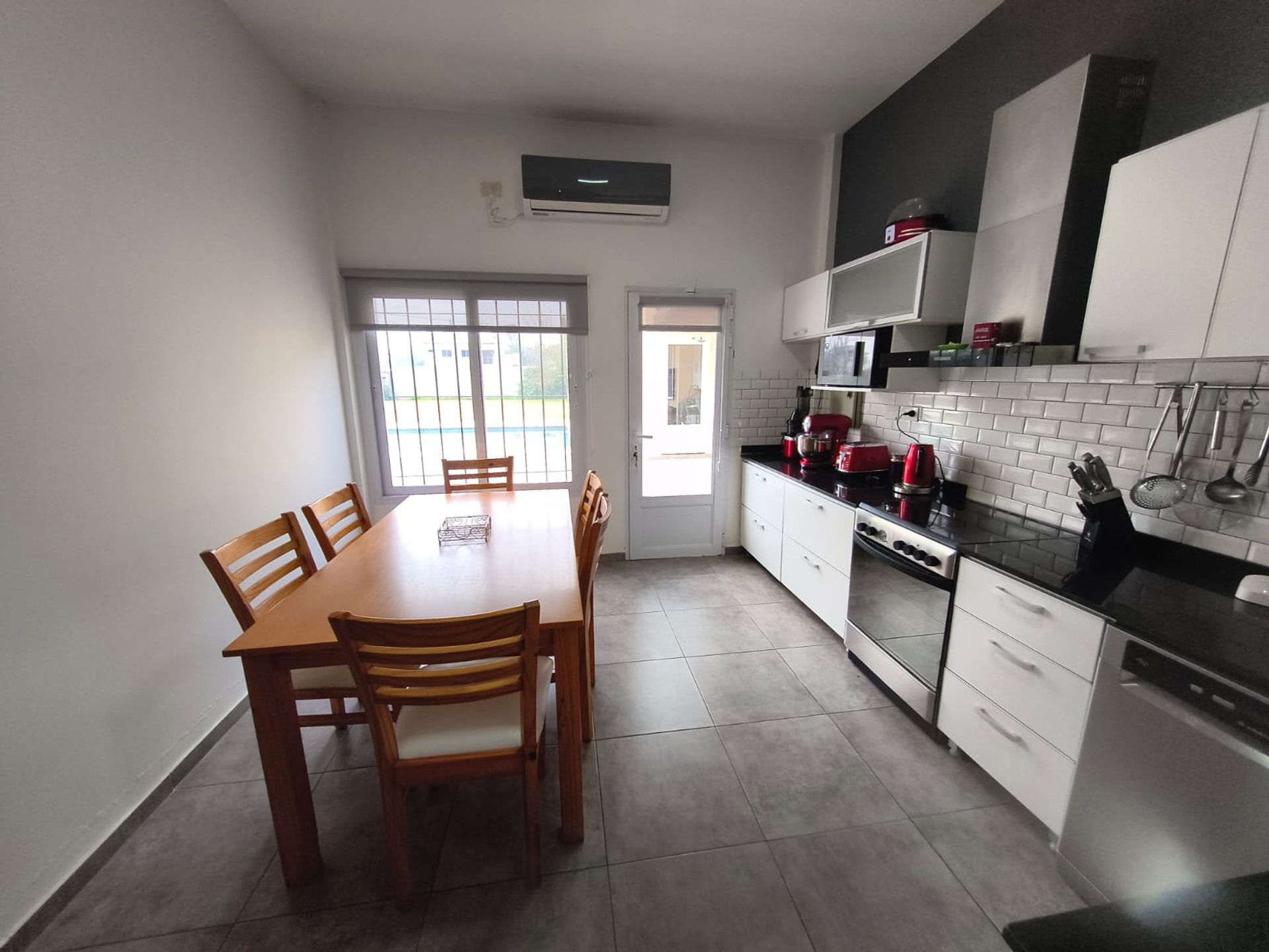 Foto 5 — VENTA CASA 6 AMBIENTES PTE DERQUI CON PILETA