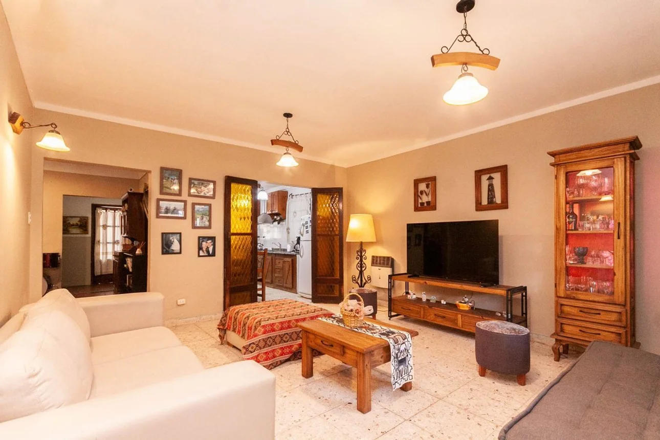 Casa de 6 ambientes en venta en Remedios de Escalada, Lituania 500