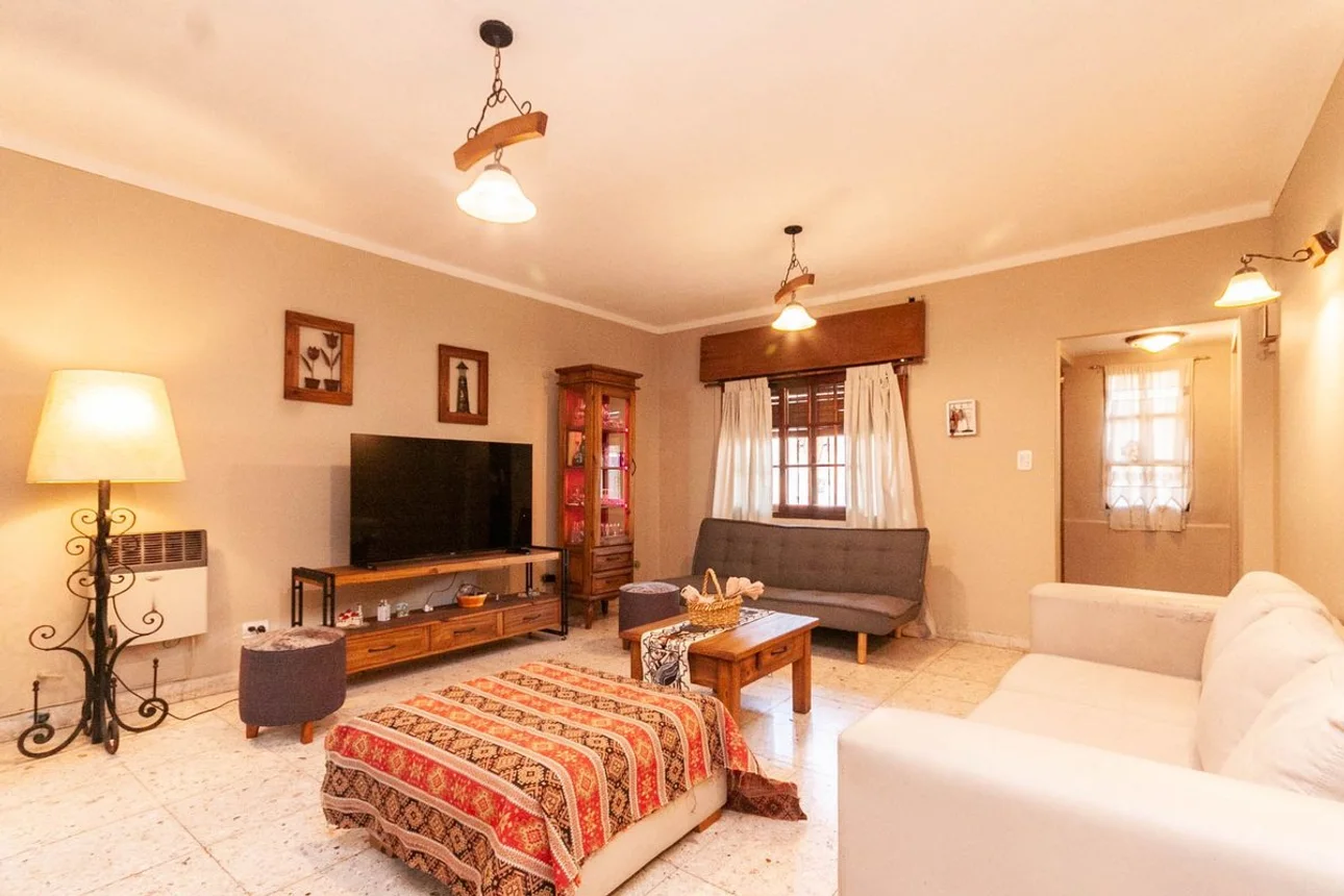 Casa de 6 ambientes en venta en Remedios de Escalada, Lituania 500, foto 2