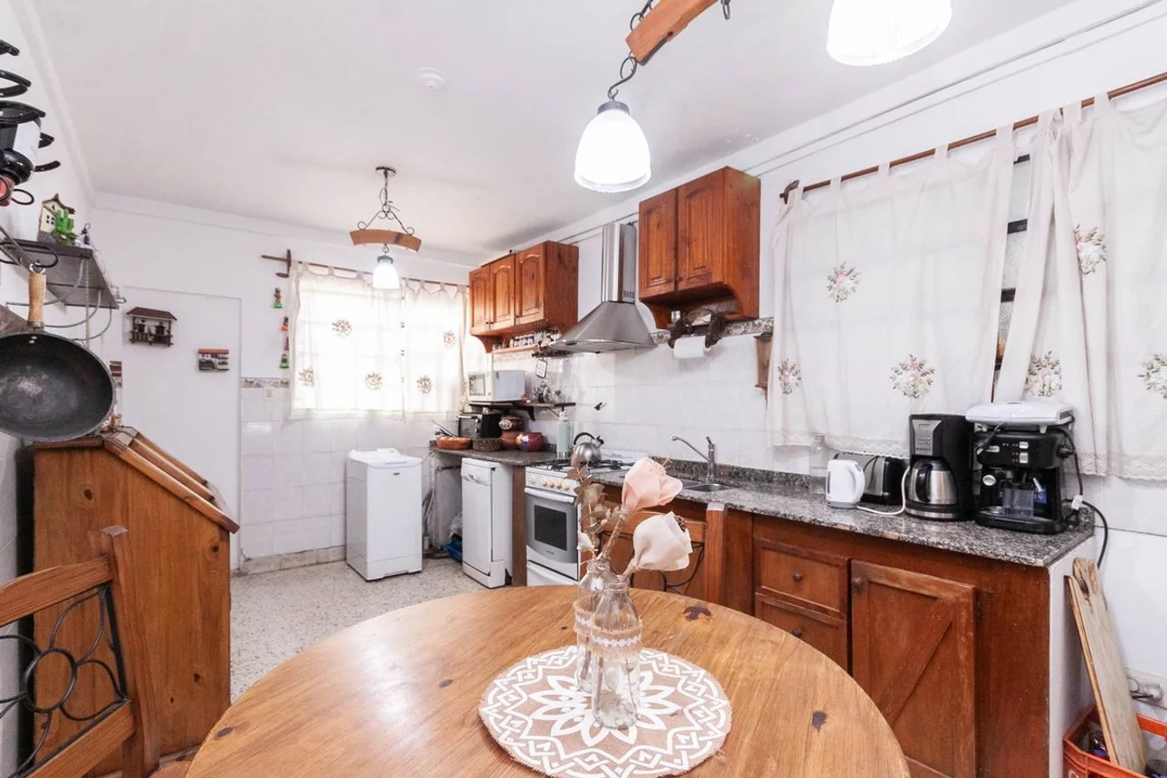 Casa de 6 ambientes en venta en Remedios de Escalada, Lituania 500, foto 3