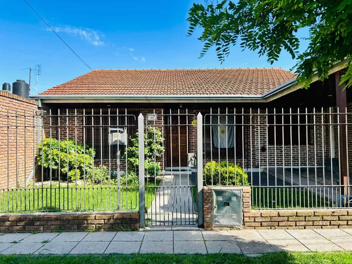 Casa de 4 ambientes en venta en Burzaco, Aristóbulo del Valle 1500