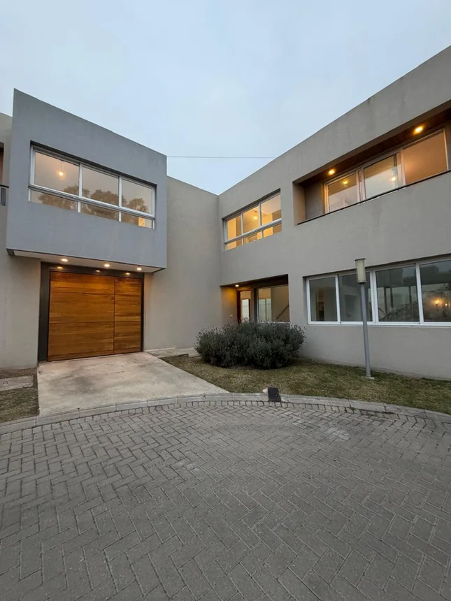 Casa de 4 ambientes en alquiler en Córdoba, Ramón y Cajal 5500