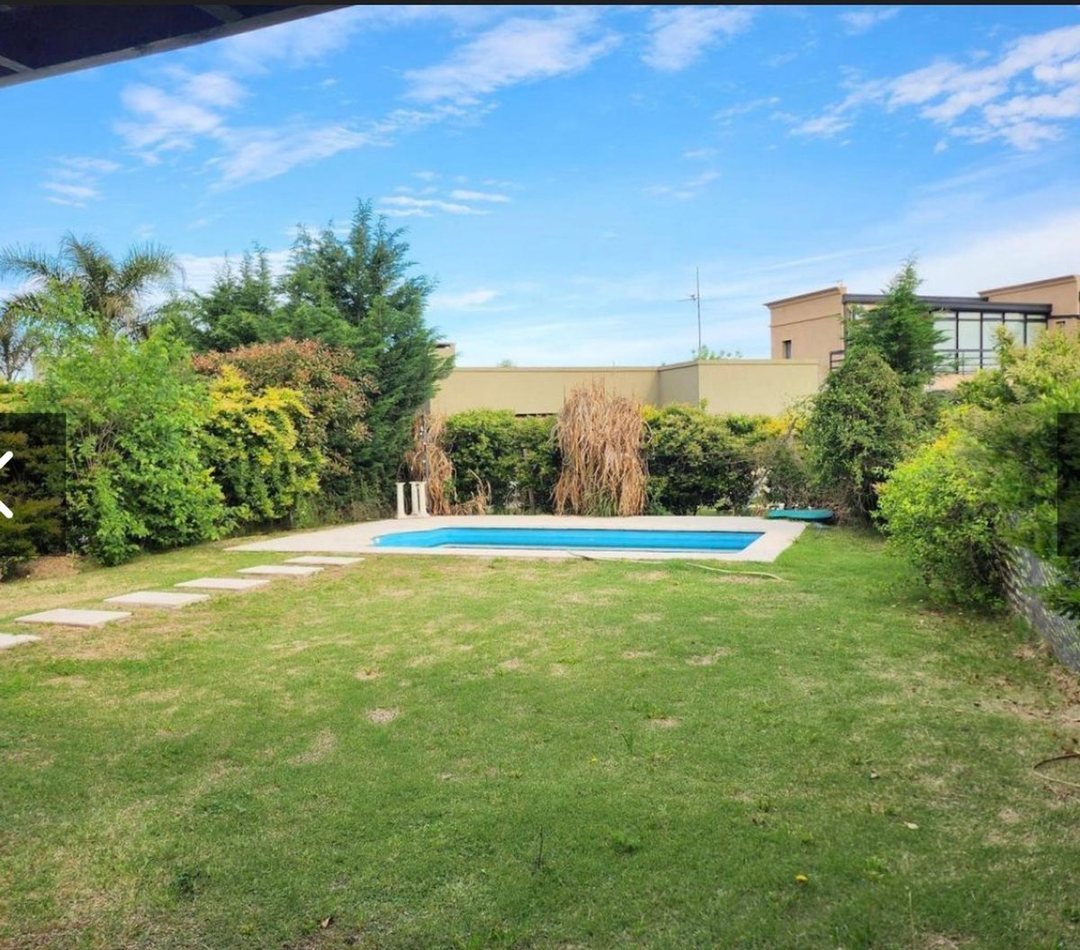 VENTA CASA 5 AMB DOBLE COCHERA PILAR DEL ESTE