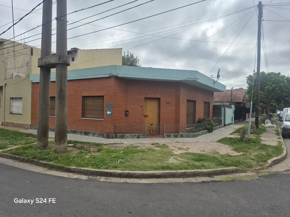 Casa de 3 ambientes en venta en Monte Chingolo, Margarita Weild 5100