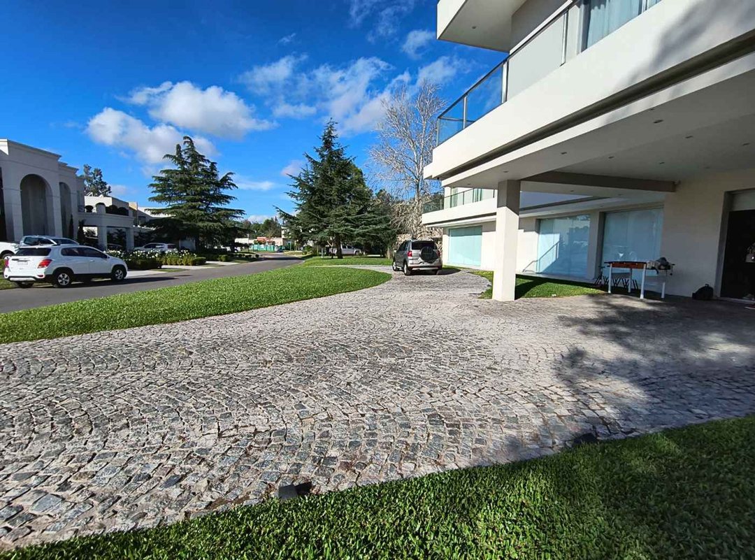 CASA 7 AMBIENTES CANNING TERRALAGOS PILETA PREMIU