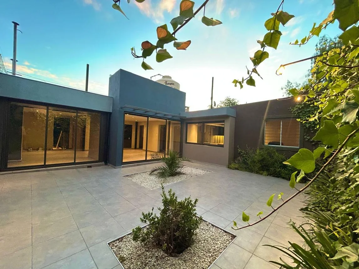 Casa refaccionada, 4 dormitorios, 3 baños, gllén, foto 1