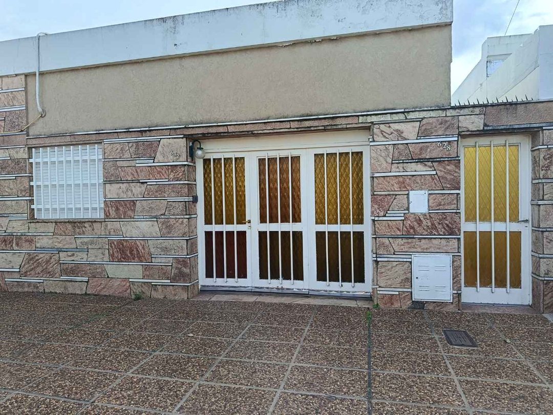 CASA 2 DORMITORIOS,  BARRIO SARMIENTO.