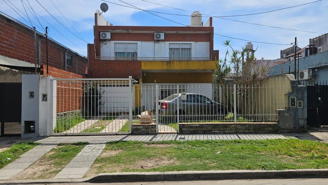 VENTA CASA EN DOS PLANTAS 4 AMBIENTES MORON HAEDO