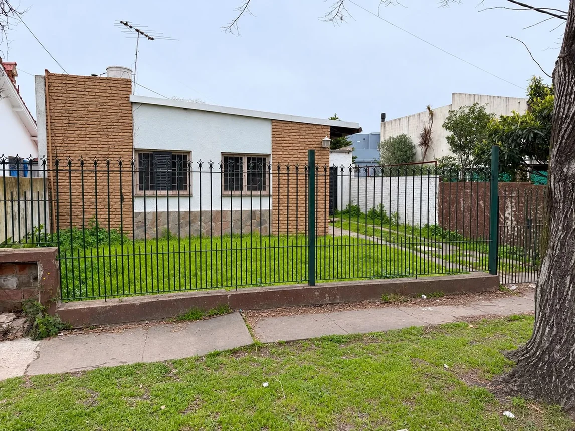 Casa de 4 ambientes en venta en City Bell, Camino Parque Centenario 700