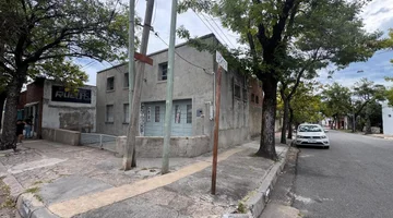 ALQUILER de LOCAL en esquina con potencial