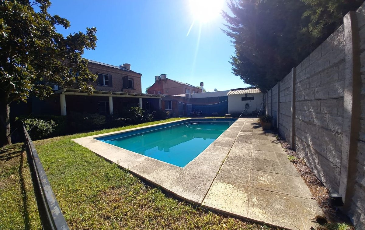 VENTA CASA 5 AMB CON PILETA,BARRIO LA CELIA,EZEIZA