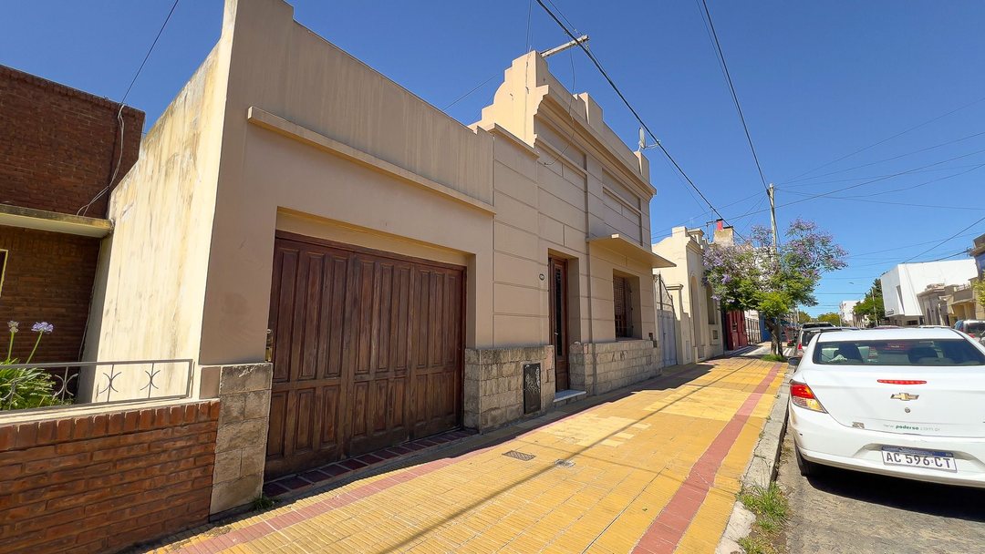 VENTA CASA 4 DORM SEMICENTRO TANDIL