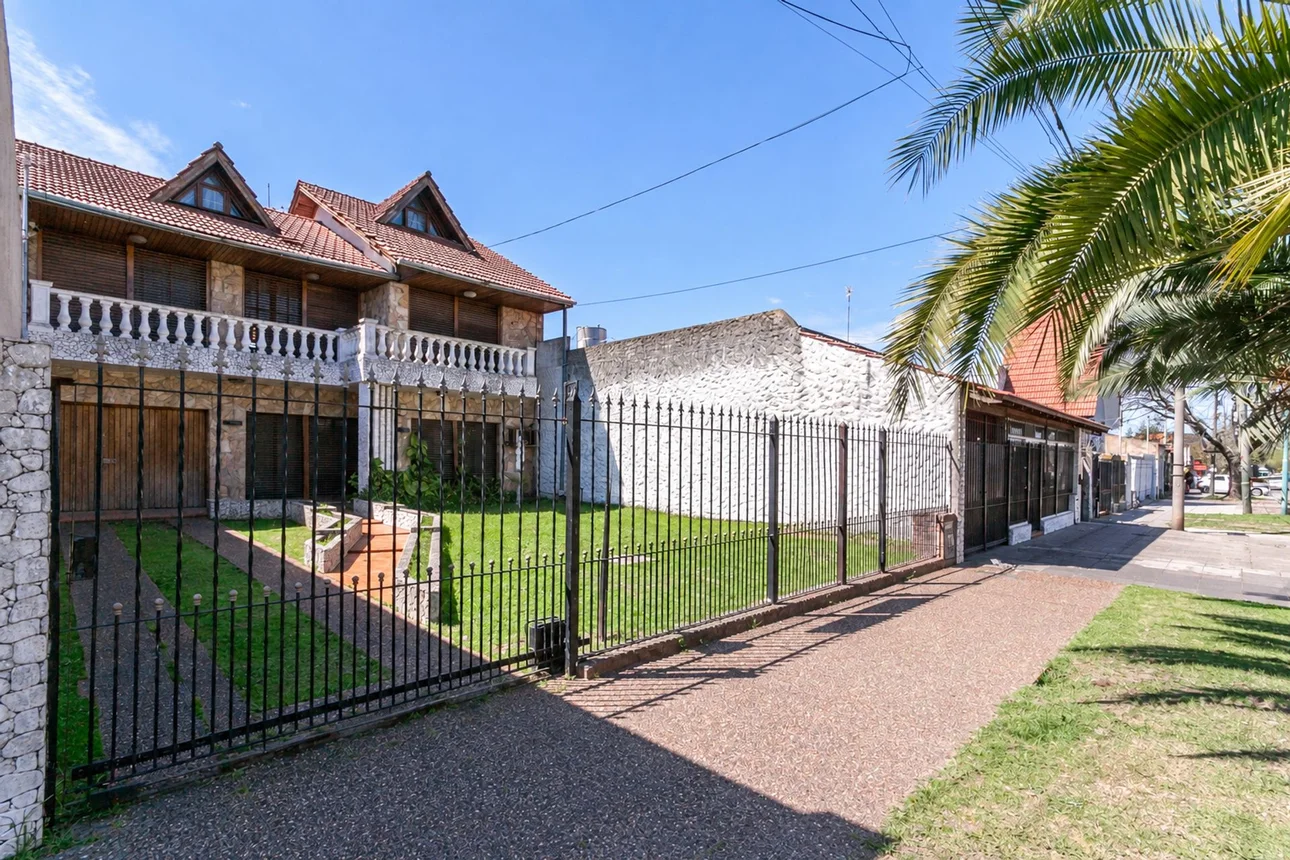 Casa en venta en Temperley, Carhue 700