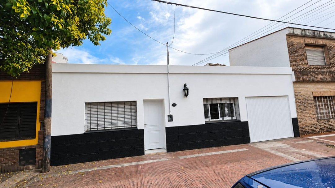 CASA EN VENTA 3 DORMITORIOS BARRIO LAS FLORES ESCR