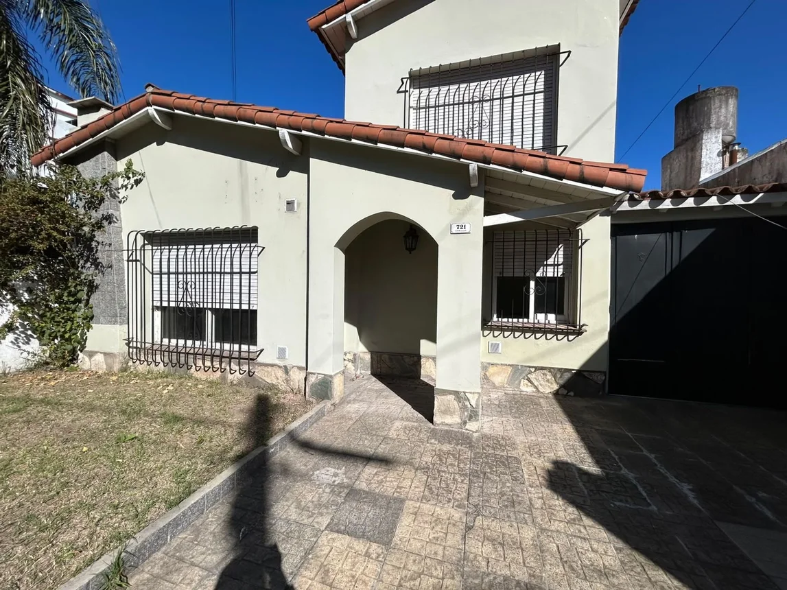 Casa de 4 ambientes en venta en Morón, Doctor José María Casullo 700