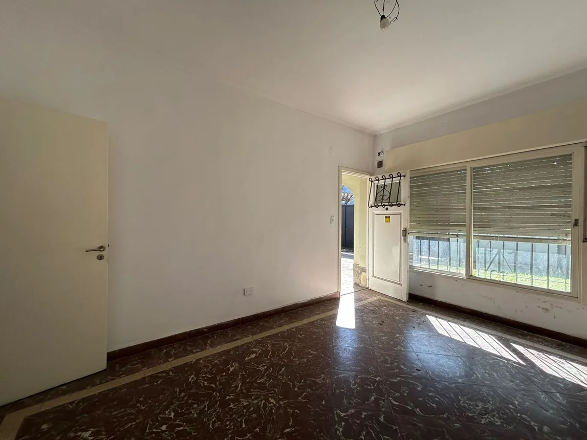 Casa de 4 ambientes en venta en Morón, Doctor José María Casullo 700, foto 2