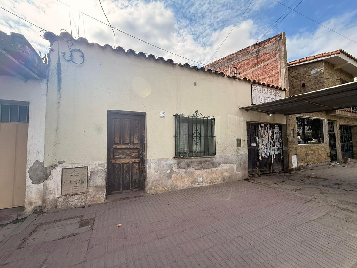 CASA A REFACCIONAR EN VENTA SOBRE AV YRIGOYEN - foto 4