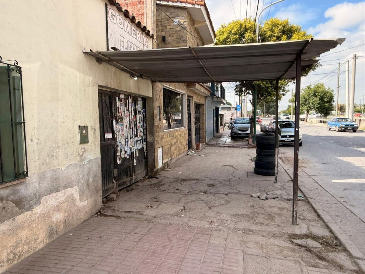 CASA A REFACCIONAR EN VENTA SOBRE AV YRIGOYEN - foto 2