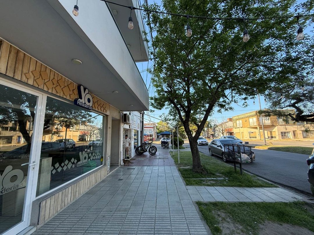 REMAX ALQUILA DPTO CON GRAN BALCON SOBRE AVENIDA