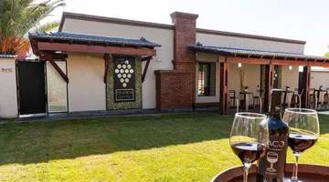 REMAX ALQUILA CASA CON PISCINA EN CHACRAS DE CORIA