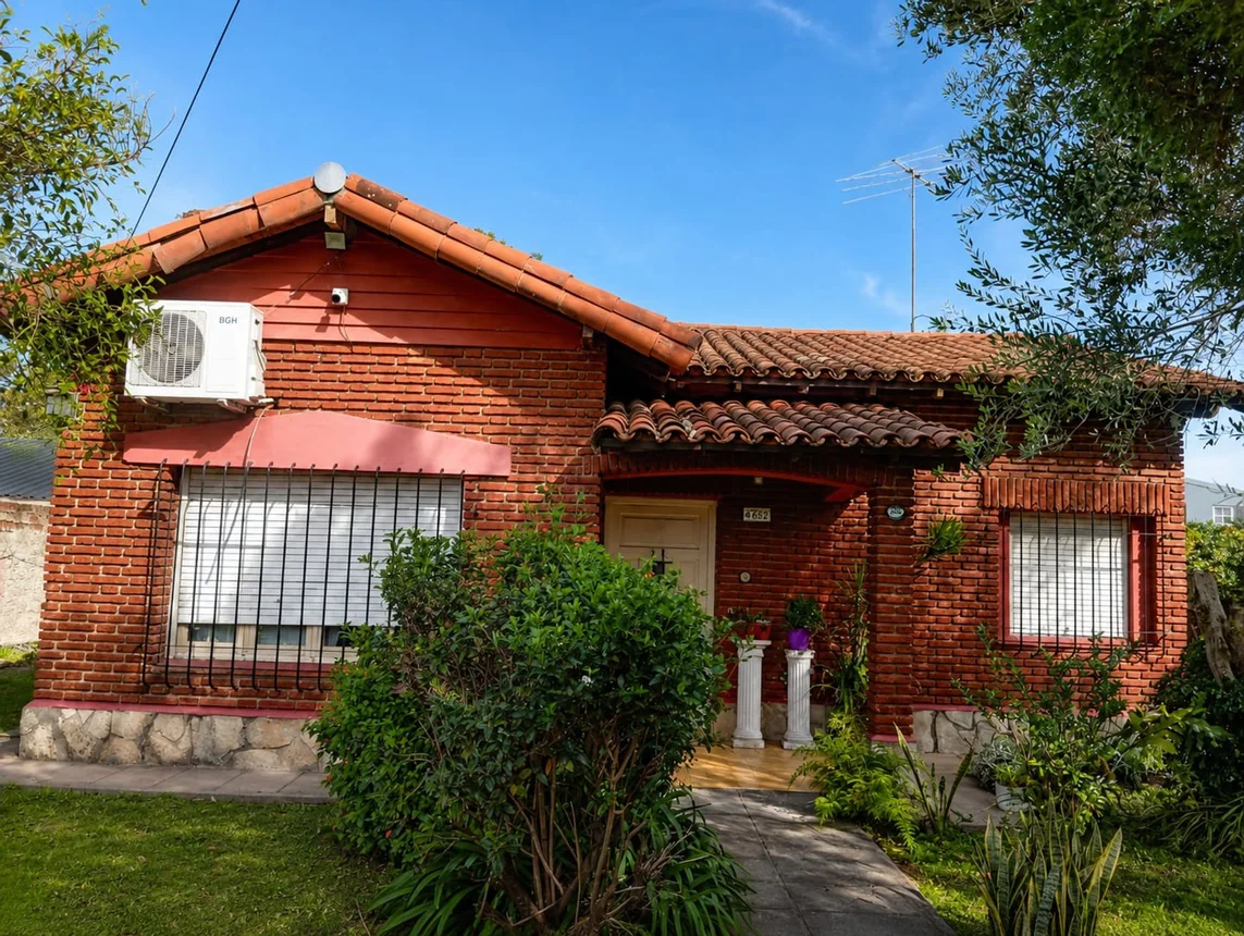 Casa de 4 ambientes en venta en Merlo, Iwanowski 500