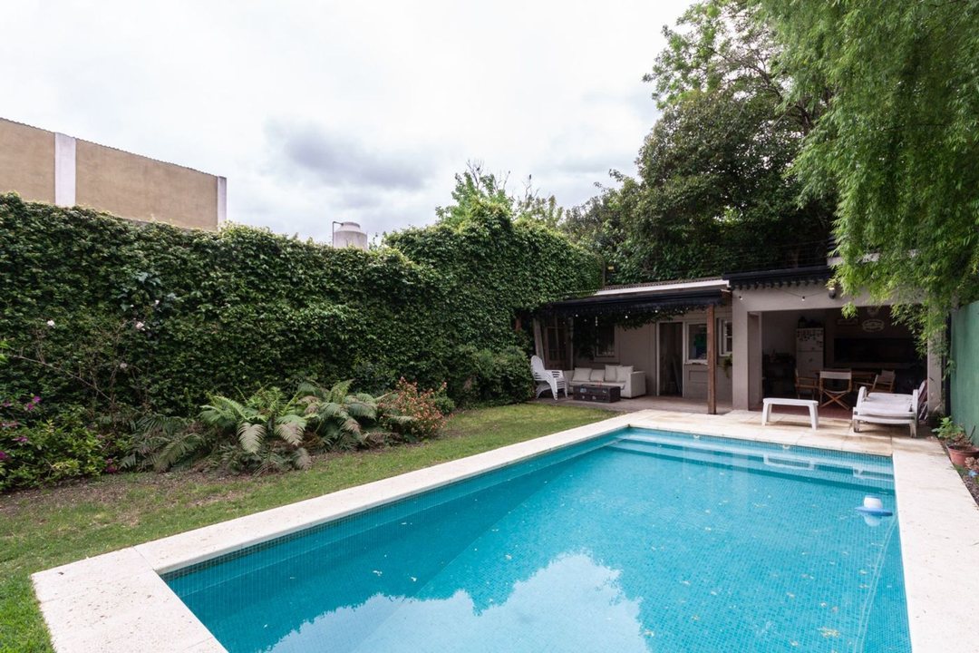 VENTA CASA 4 AMB. EN ADROGUE CON PILETA Y QUINCHO
