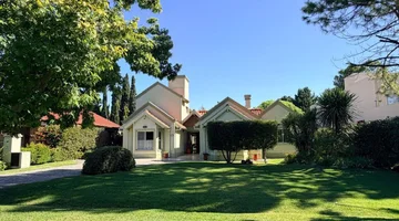 VENTA CASA GOLFERS GRAN JARDIN Y PILETA 4 AMB