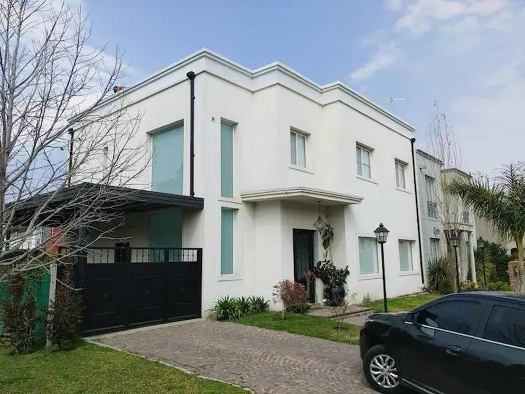 VENTA CASA 5 AMB C/PILETA B° LOS OLIVARES MALVINAS
