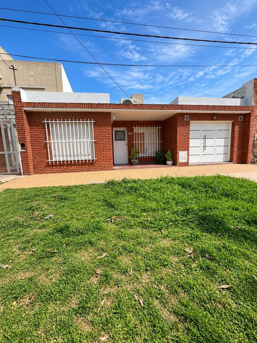 CASA EN VENTA | CÓMODA Y FUNCIONAL | CON COCHERA.