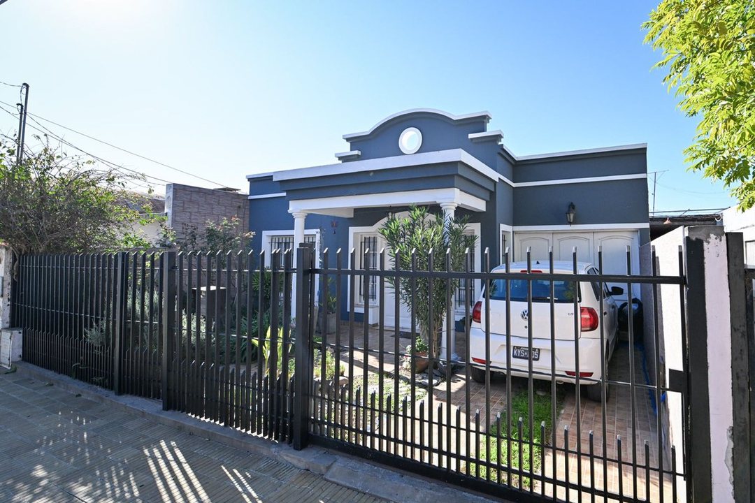 Venta Casa de 3 Dormitorios + Quincho + Pileta