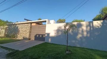 Casa en Mendiolaza, pileta + cabaña independiente