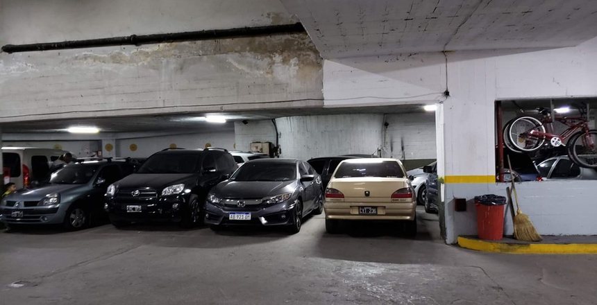 URGENTE - 2 COCHERAS - ESCUCHA OFERTA !!